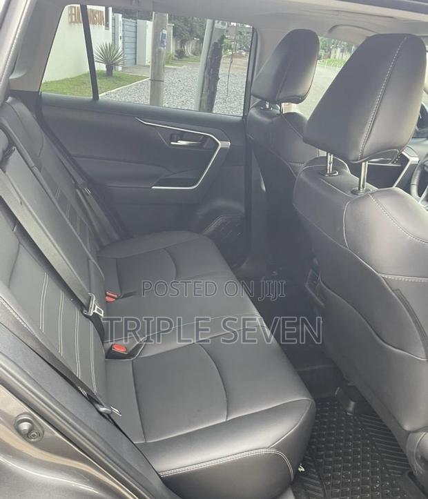 Toyota RAV4 XLE Premium 2025 Gray
