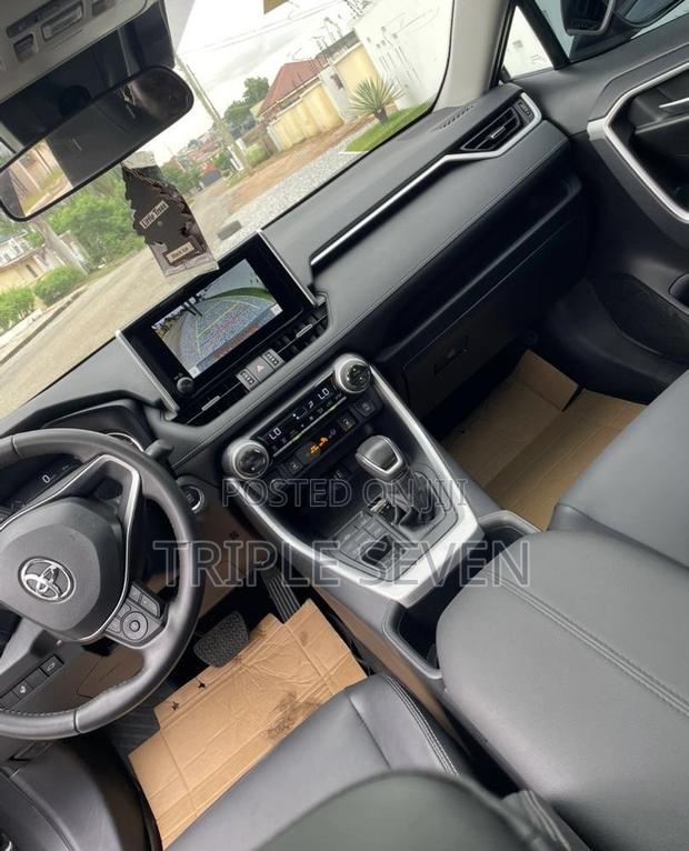 Toyota RAV4 XLE Premium 2025 Gray