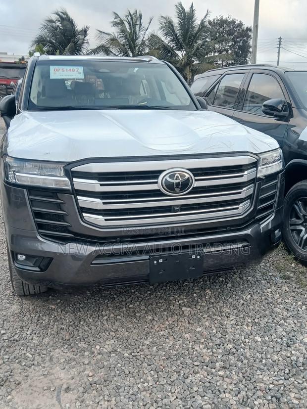 New Toyota Land Cruiser LC300 2025 Gray