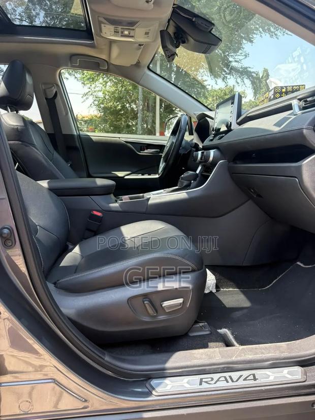 Toyota RAV4 2024 Silver