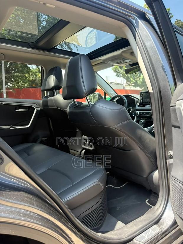 Toyota RAV4 2024 Silver