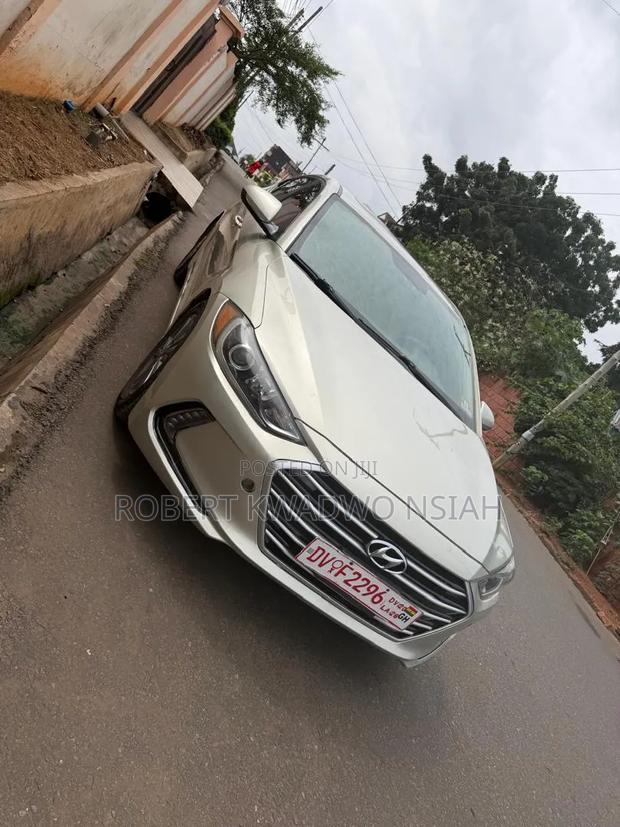 Hyundai Elantra 2017 Gold