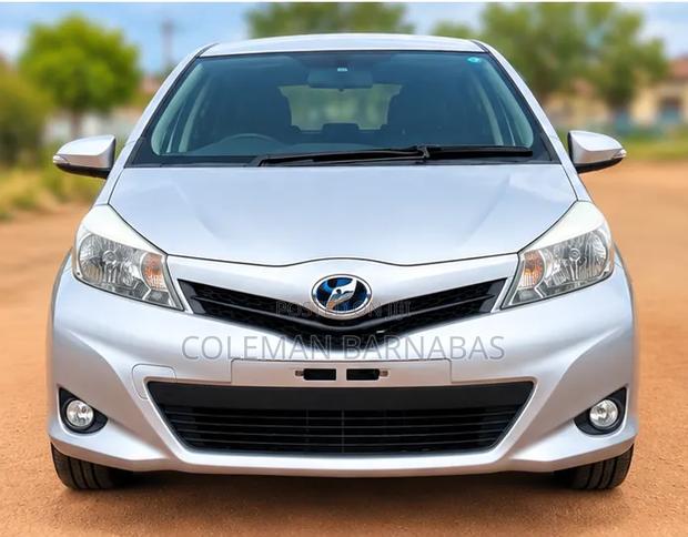 Toyota Vitz 1.3 FWD 3dr 2013 Silver