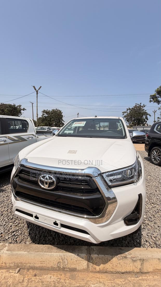 New Toyota Hilux 2025 White
