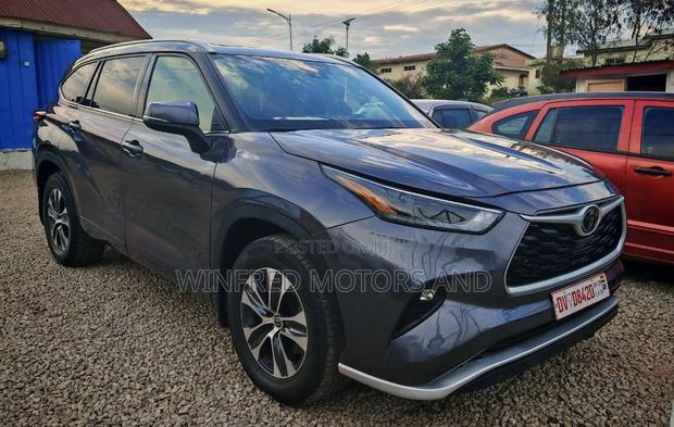 Toyota Highlander XLE 2021 Gray