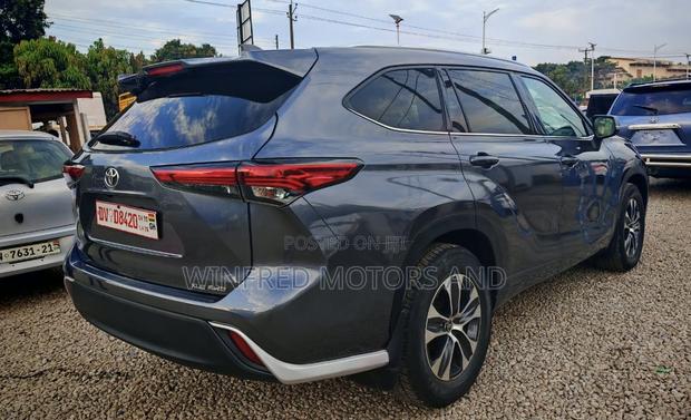 Toyota Highlander XLE 2021 Gray