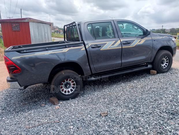 Toyota Hilux 2020 Gray