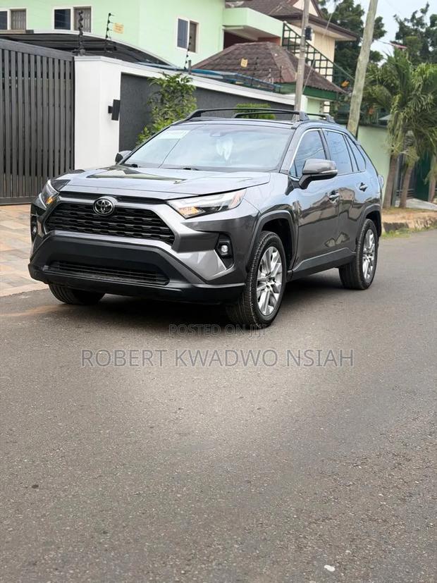 Toyota RAV4 XLE 2022 Gray