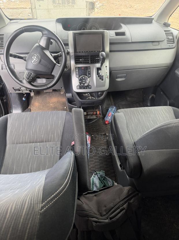 Toyota Voxy V 4WD 7-Seater 2012 Black