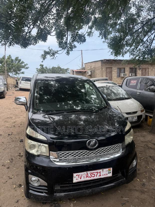 Toyota Voxy V 4WD 7-Seater 2012 Black