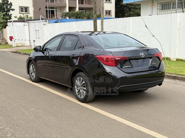 Toyota Corolla XLE (1.8L 4cyl 2A) 2018 Black