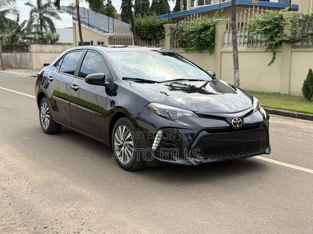 Toyota Corolla XLE (1.8L 4cyl 2A) 2018 Black