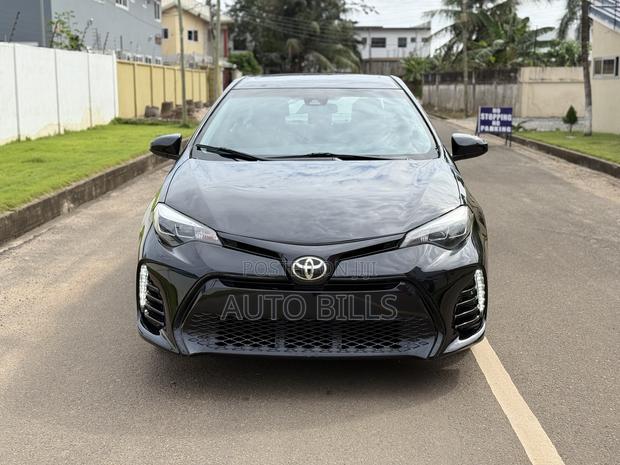 Toyota Corolla XLE (1.8L 4cyl 2A) 2018 Black