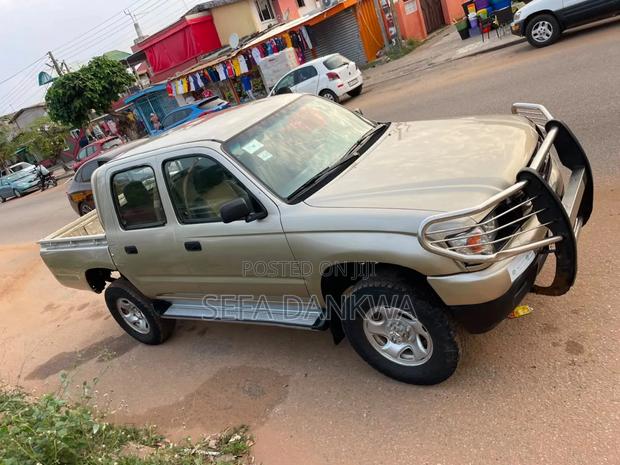 Toyota Hilux 2000 Silver