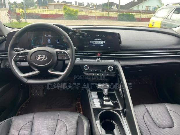Hyundai Elantra SE IVT 2025 White