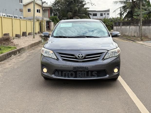Toyota Corolla L 4dr Sedan (1.8L 4cyl 5M) 2013 Gray