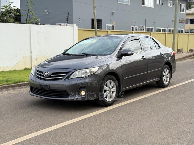 Toyota Corolla L 4dr Sedan (1.8L 4cyl 5M) 2013 Gray
