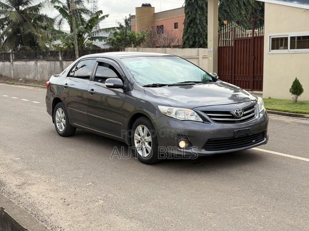 Toyota Corolla L 4dr Sedan (1.8L 4cyl 5M) 2013 Gray