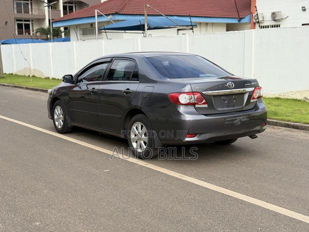 Toyota Corolla L 4dr Sedan (1.8L 4cyl 5M) 2013 Gray