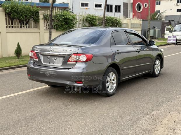 Toyota Corolla L 4dr Sedan (1.8L 4cyl 5M) 2013 Gray