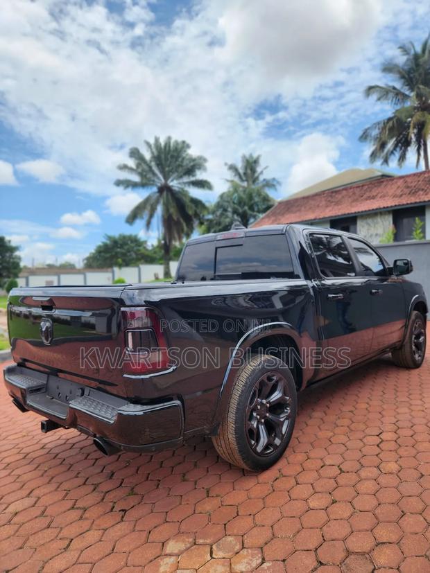 RAM 1500 2022 Black