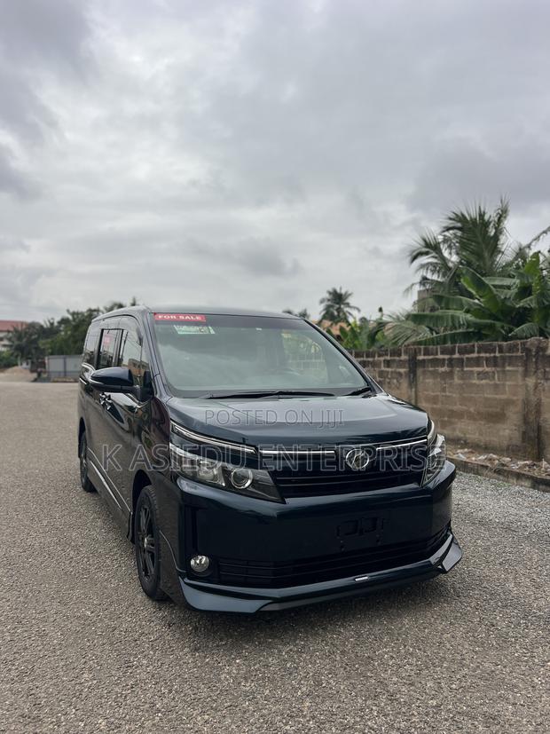 Toyota Voxy V 4WD 8-Seater 2015 Black