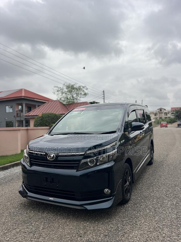 Toyota Voxy V 4WD 8-Seater 2015 Black