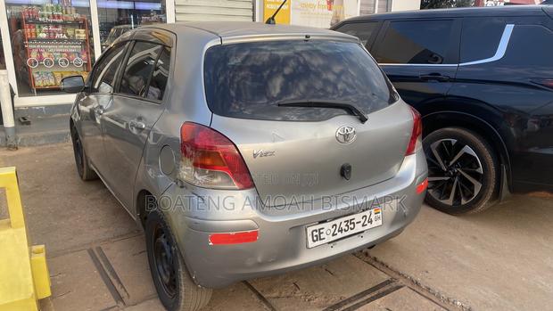 Toyota Vitz 2010 Silver