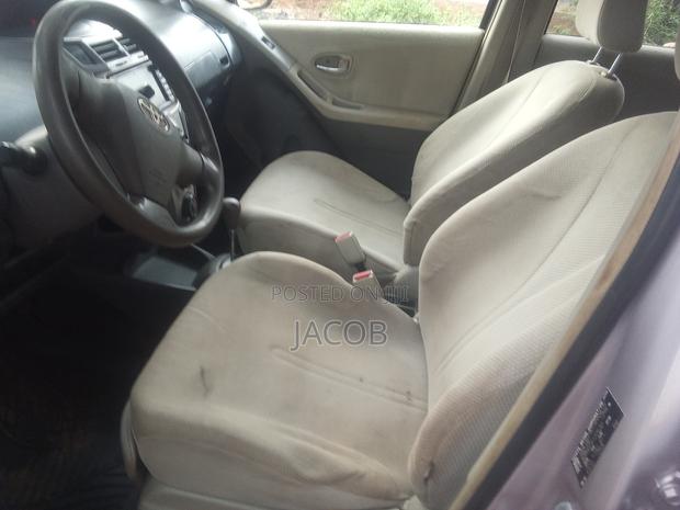 Toyota Vitz 2009 Silver