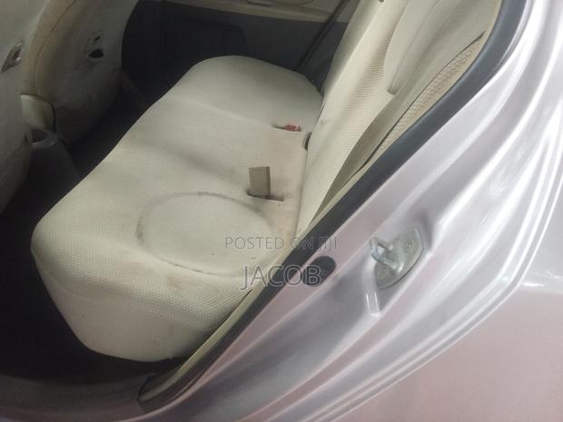 Toyota Vitz 2009 Silver