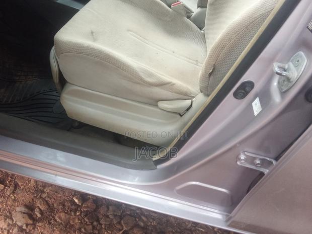 Toyota Vitz 2009 Silver