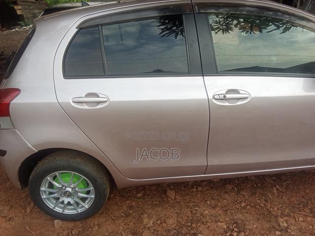 Toyota Vitz 2009 Silver