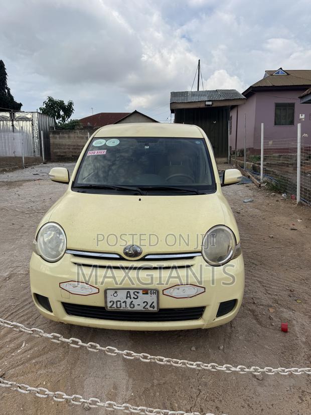 Toyota Sienta 2005 Yellow