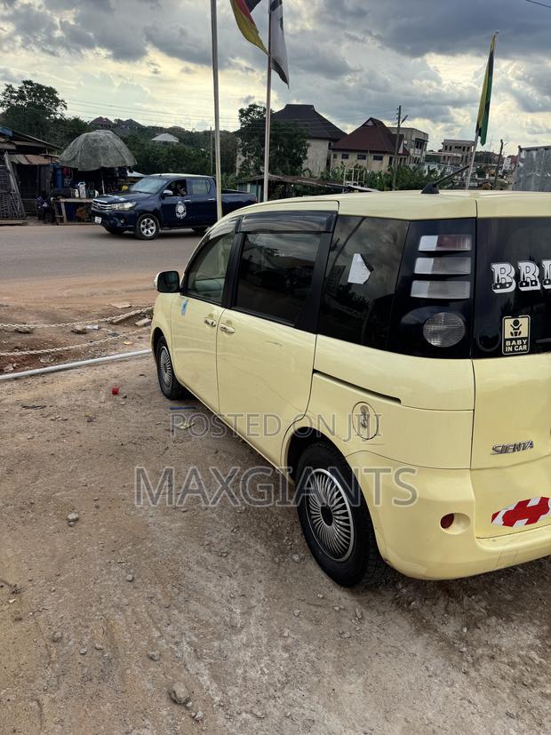 Toyota Sienta 2005 Yellow
