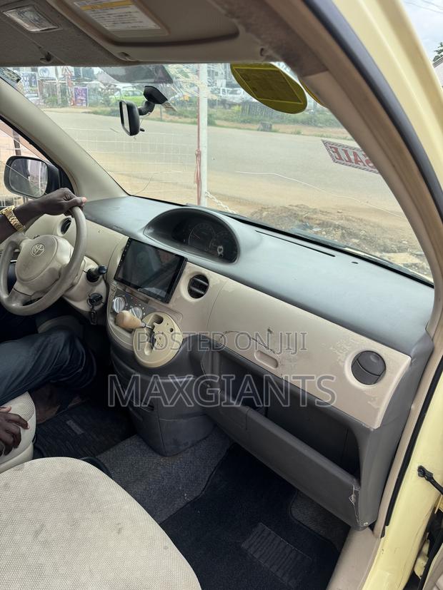Toyota Sienta 2005 Yellow