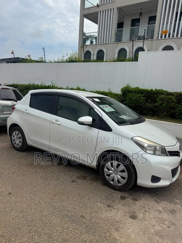 Toyota Vitz 2012 Off white