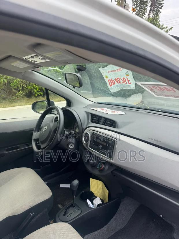 Toyota Vitz 2012 Off white