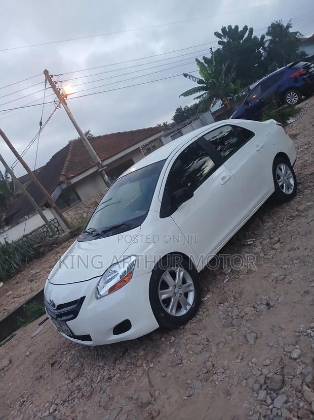 Toyota Yaris Base Hatchback 5dr 2010 White