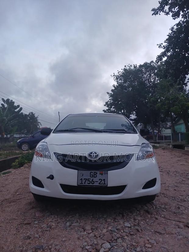 Toyota Yaris Base Hatchback 5dr 2010 White