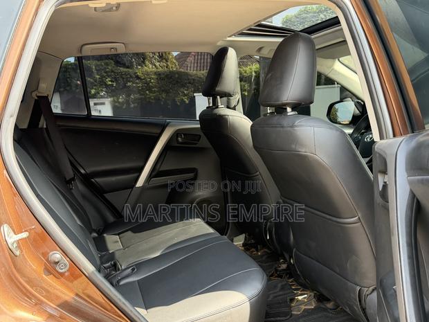 Toyota RAV4 SE FWD (2.5L 4cyl 6A) 2016 Brown