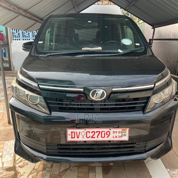 Toyota Voxy V 2WD 7-Seater 2014 Blue