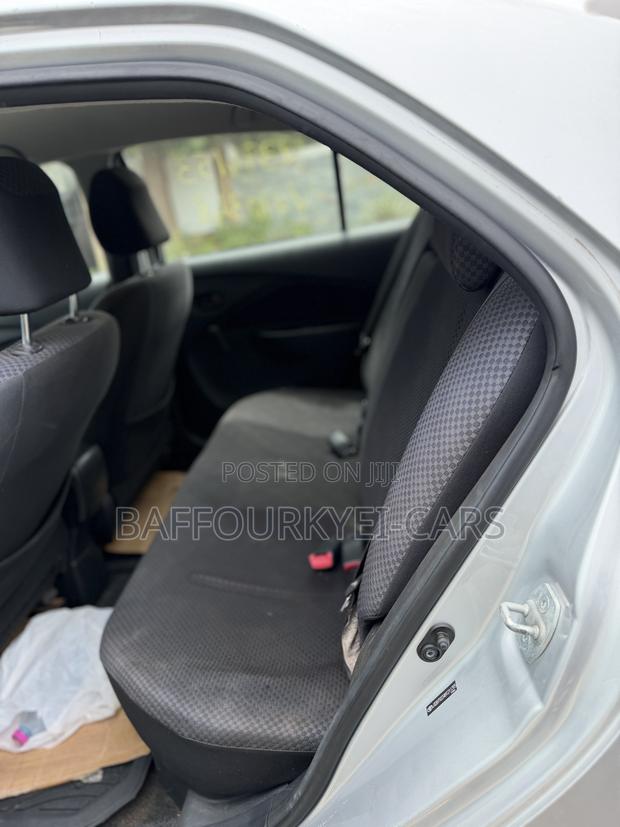 Toyota Yaris 2012 Silver