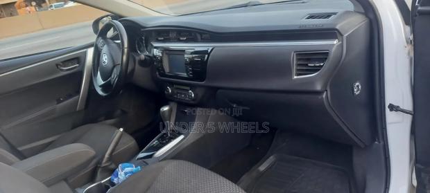 Toyota Corolla LE 4dr Sedan (1.8L 4cyl CVT) 2017 White