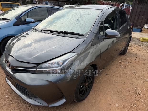 Toyota Vitz 1.3 FWD 5dr 2015 Gray