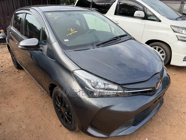 Toyota Vitz 1.3 FWD 5dr 2015 Gray