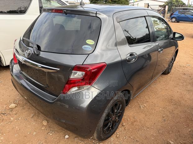 Toyota Vitz 1.3 FWD 5dr 2015 Gray
