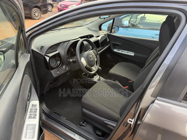 Toyota Vitz 1.3 FWD 5dr 2015 Gray