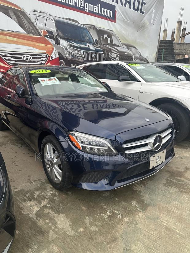 Mercedes-Benz C300 2019 Blue