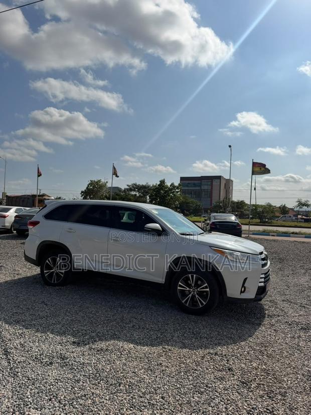 Toyota Highlander LE 2019 White