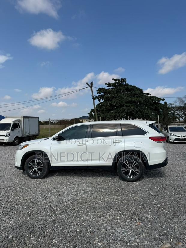 Toyota Highlander LE 2019 White